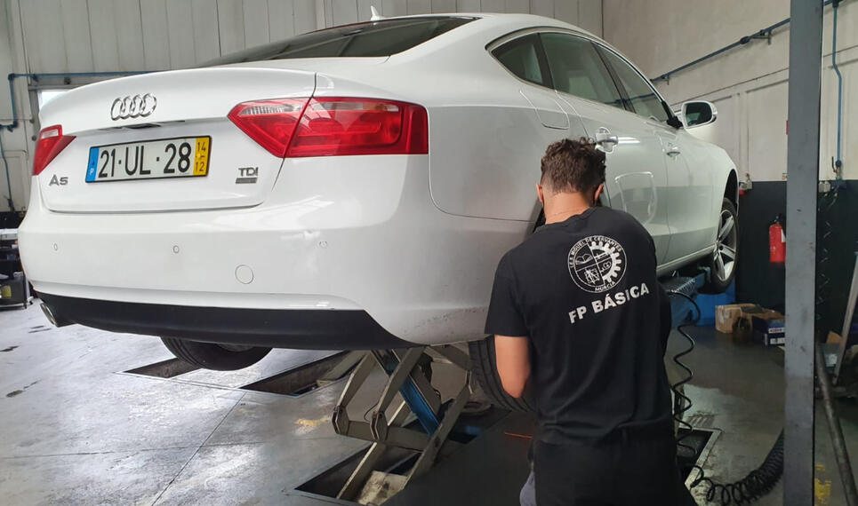 Aplicando conocimientos en situaciones reales de trabajo.